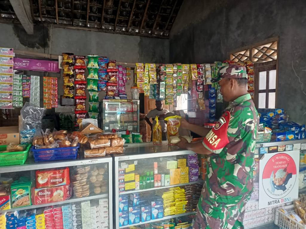 Pantau Persediaan sembako, Babinsa Sidak&nbsp;Kios