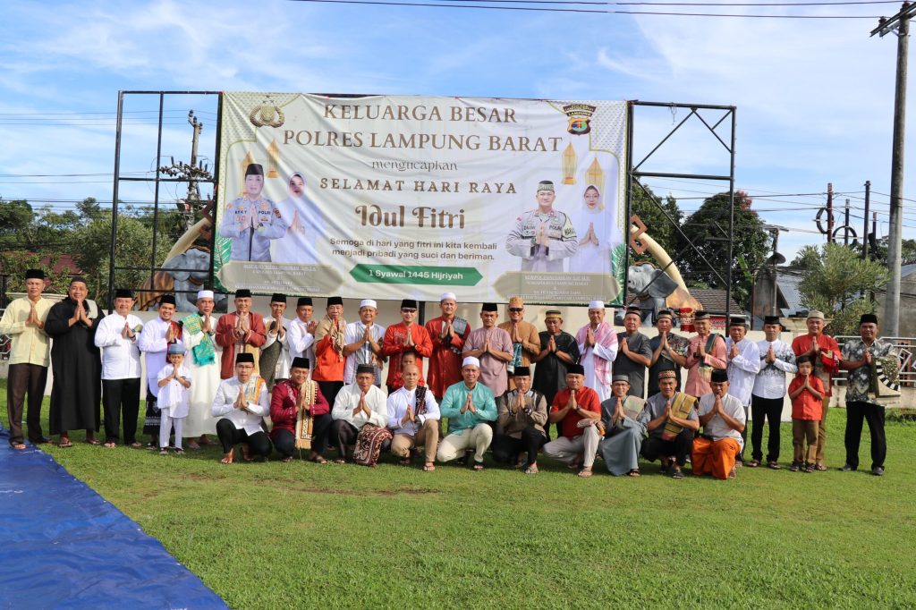 Polres Lampung Barat Gelar Sholat Ied Di Lapangan Mako Bersama&nbsp;Masyarakat