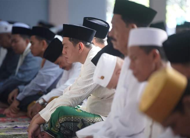 Bupati Fadhil Arief Beserta Jajaran Melaksanakan Shalat Hari Raya Idul Fitri di Masjid&nbsp;Muazopin.