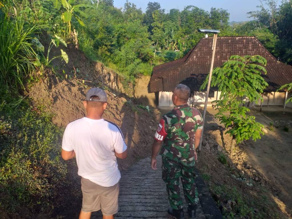 Babinsa Kemusu Pantau Lokasi Longsor di Desa&nbsp;Watugede