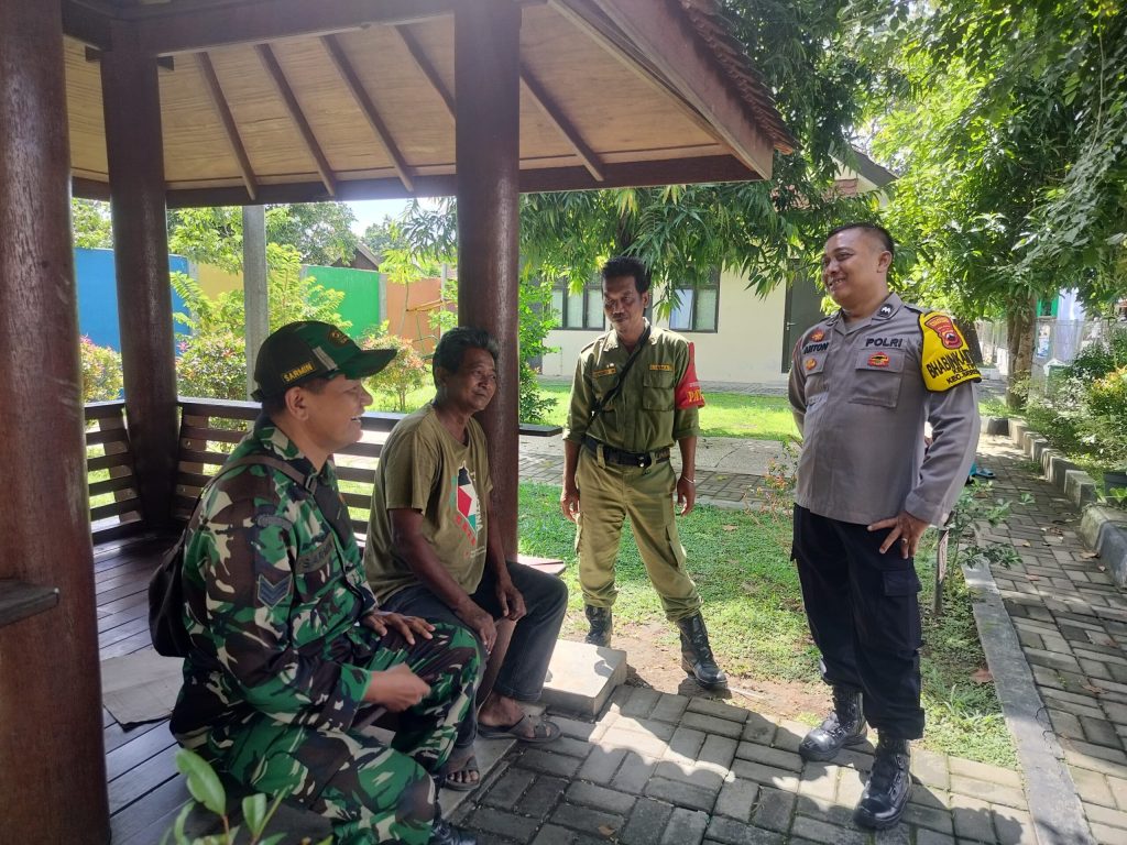 Sambangi Tokoh Masyarakat Babinsa Tipes Selipkan Ajakan dan&nbsp;Himbauan
