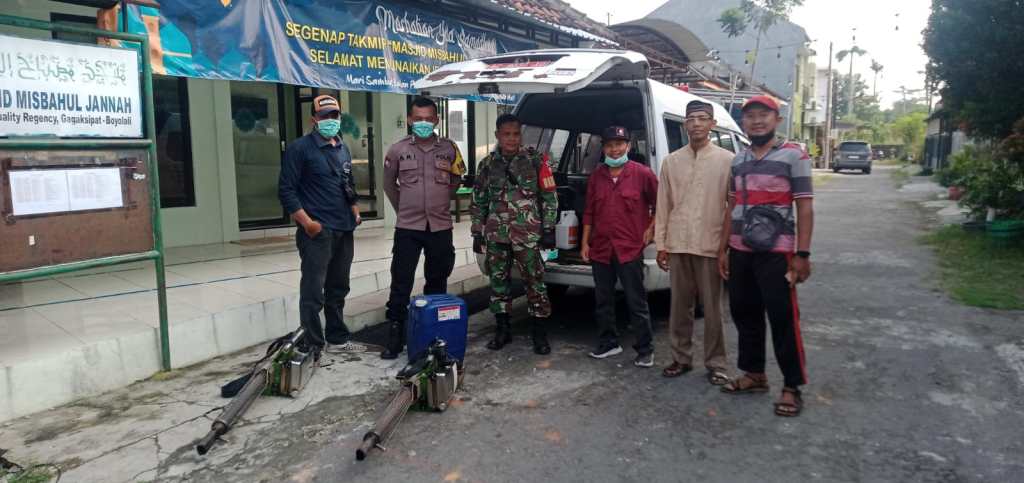 Cegah Timbulnya DBD, Babinsa Koramil Ngemplak Dampingi&nbsp;Fogging