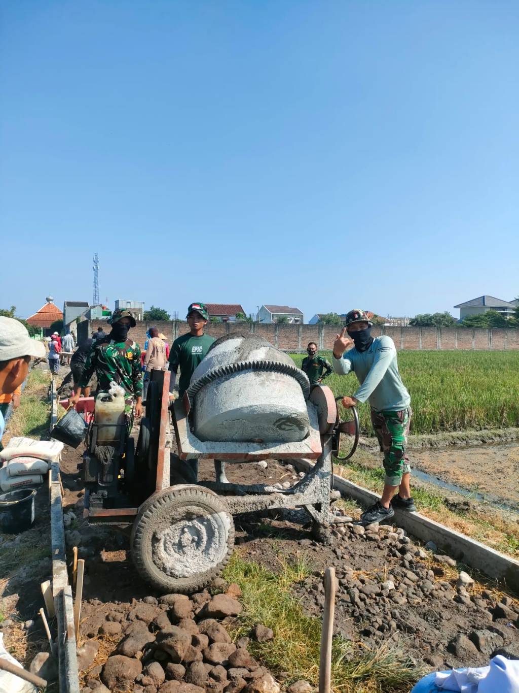 Percepat Progress pekerjaan, Mesin Molen setia nemani anggota Satgas TMMD dan warga desa&nbsp;Wirun