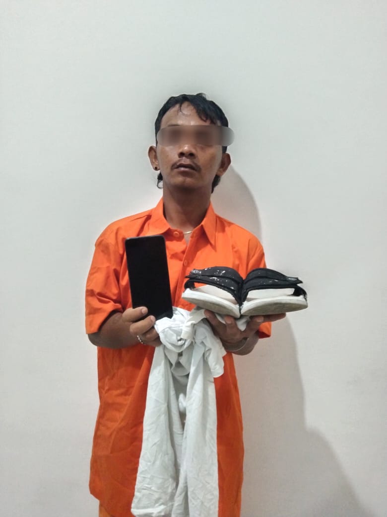 Tersangka TR Pencurian HP Digelandang Tim Reskrim Polsek Sibolga Sambas Polres&nbsp;Sibolga