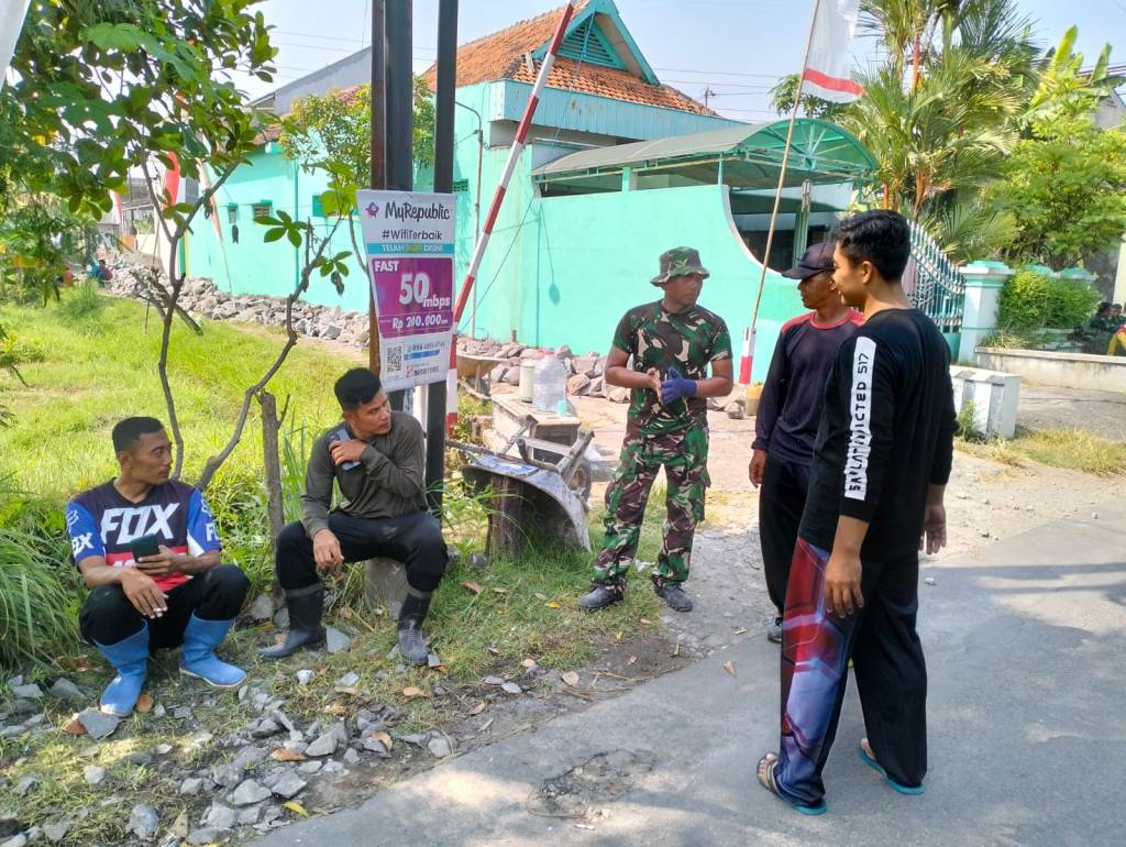 Manfaatkan Istirahat Siang, Anggota Satgas TMMD Reg Komsos dengan Warga desa&nbsp;Wirun